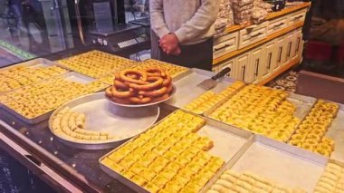 Geleneksel Türk tatlıları markette, İstanbul