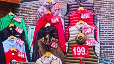 Mağazada bir grup genç var.