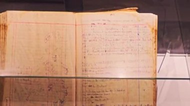 Modern bir fabrikanın içinde.