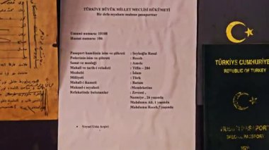 Şehirdeki eski ahşap ev.