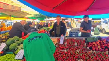 Marketteki satıcı.