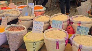 Farklı yiyecek çeşitleri olan market tezgahı.