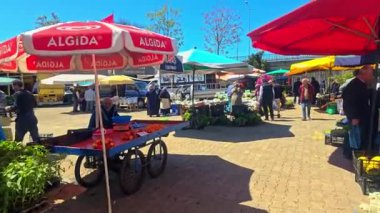 Çiçek pazarındaki insanlar