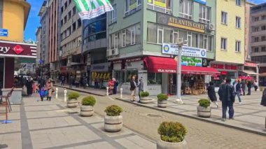 İstanbul caddesi boyunca yürüyen insanlar var..