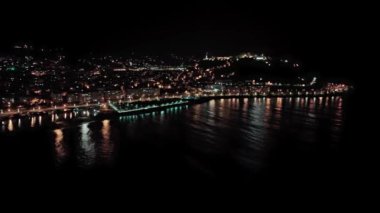 Yeni yılın ışıklarıyla dolu bir gece şehri Akşamları köprü şeklinde