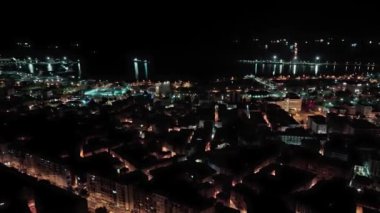 Akşam karanlığında şehrin manzarası.