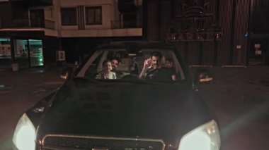 Şehir yolundaki araba.