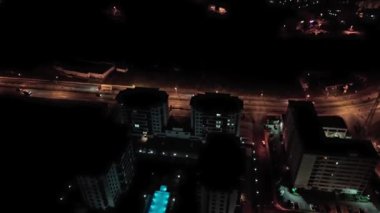 Şehir geceleri binalarla dolu.