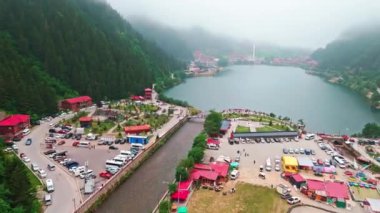 Dağlardaki güzel göl manzarası