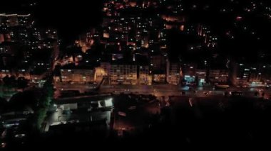 Işıkları olan bir şehrin gece manzarası