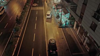 Akşam karanlığında şehrin manzarası.