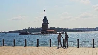 İstanbul, hindi. 19 yaşında. 219 numara. 10 kişi Bosphorus şehrindeki iskelede yürüyor.