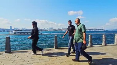 İstanbul 'da yürüyen bir çift, hindi.