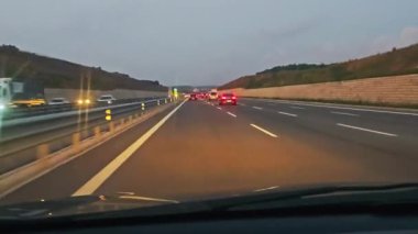 Araba ve trafik işaretli yol