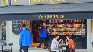 İstanbul, Türkiye - 11, 20 Mayıs 21: İstanbul sokaklarında yürüyen ve yürüyen insanlar, hindi.