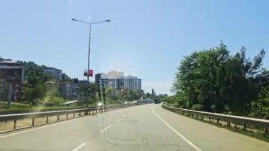 Şehir yolundaki araba.