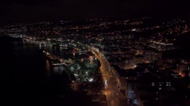 Akşamları şehir ışıkları