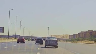 Gökyüzü arkaplanı olan bir binada saati olan bir cami.