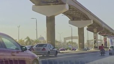 Gökyüzü arkaplanı olan bir binada saati olan bir cami.