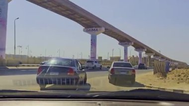 Gökyüzü arkaplanı olan bir binada saati olan bir cami.