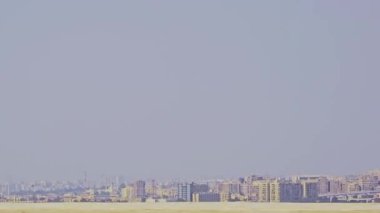 Gökyüzü arkaplanı olan bir binada saati olan bir cami.