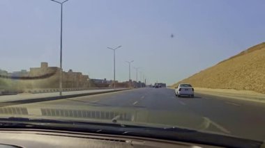 Gökyüzü arkaplanı olan bir binada saati olan bir cami.