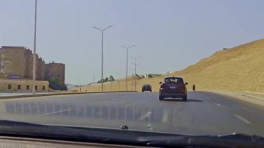 Gökyüzü arkaplanı olan bir binada saati olan bir cami.