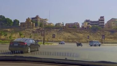 Gökyüzü arkaplanı olan bir binada saati olan bir cami.