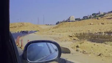 Gökyüzü arkaplanı olan bir binada saati olan bir cami.