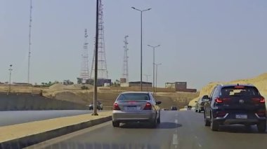 Gökyüzü arkaplanı olan bir binada saati olan bir cami.