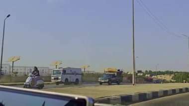 Gökyüzü arkaplanı olan bir binada saati olan bir cami.