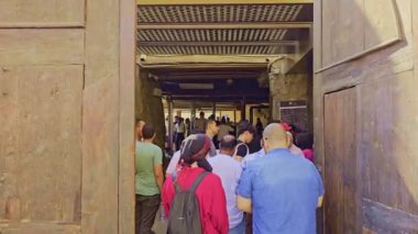 Gökyüzü arkaplanı olan bir binada saati olan bir cami.