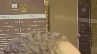 Gökyüzü arkaplanı olan bir binada saati olan bir cami.