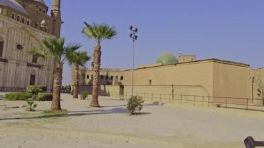 Uçurtma uçuran bir adam