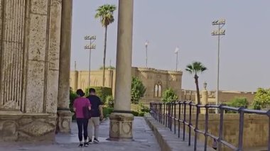 Büyük bir taş bina.