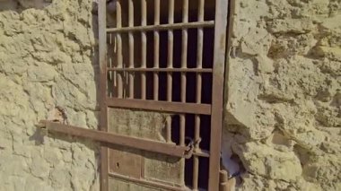 Küçük bir kuş bir direğe tünemiş.