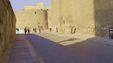 Bir grup insan sokakta yürüyor.