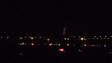 Işıkları olan bir şehrin gece manzarası