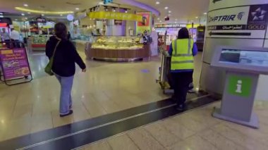 Duvarında saat olan uzun bir koridor.