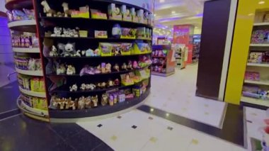 Üzerinde oyuncaklar olan bir sıra raf.