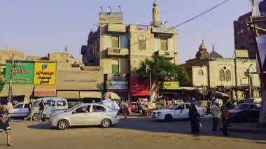 Bankta oturan bir adamın heykeli.