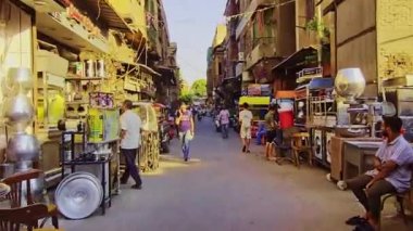 Bir grup insan sokakta yürüyor.