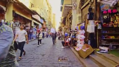 Ekranda bir sürü eşya olan bir mağaza