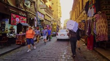 Caddeye park edilmiş beyaz bir araba.