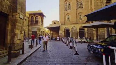 Bir grup insan sokakta yürüyor.