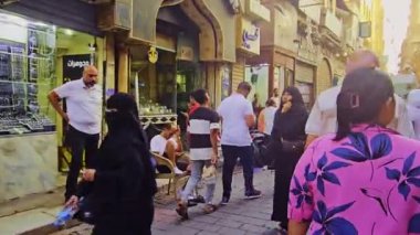 Bir grup insan sokakta yürüyor.
