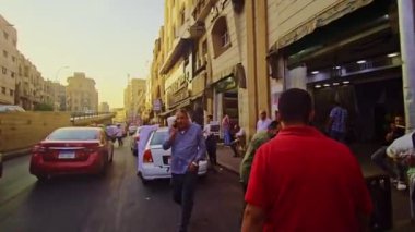 Bir dükkanın önüne park etmiş bir araba.