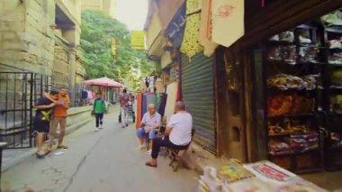 Sokakta yürüyen bir adamla sokak sahnesi.