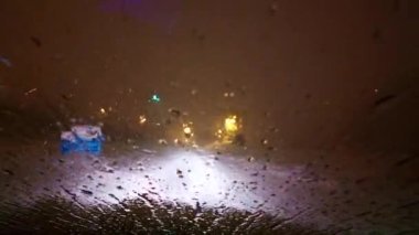 Kışın gece şehri.