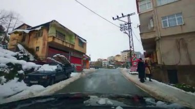 araba kışın yolda gidiyor..